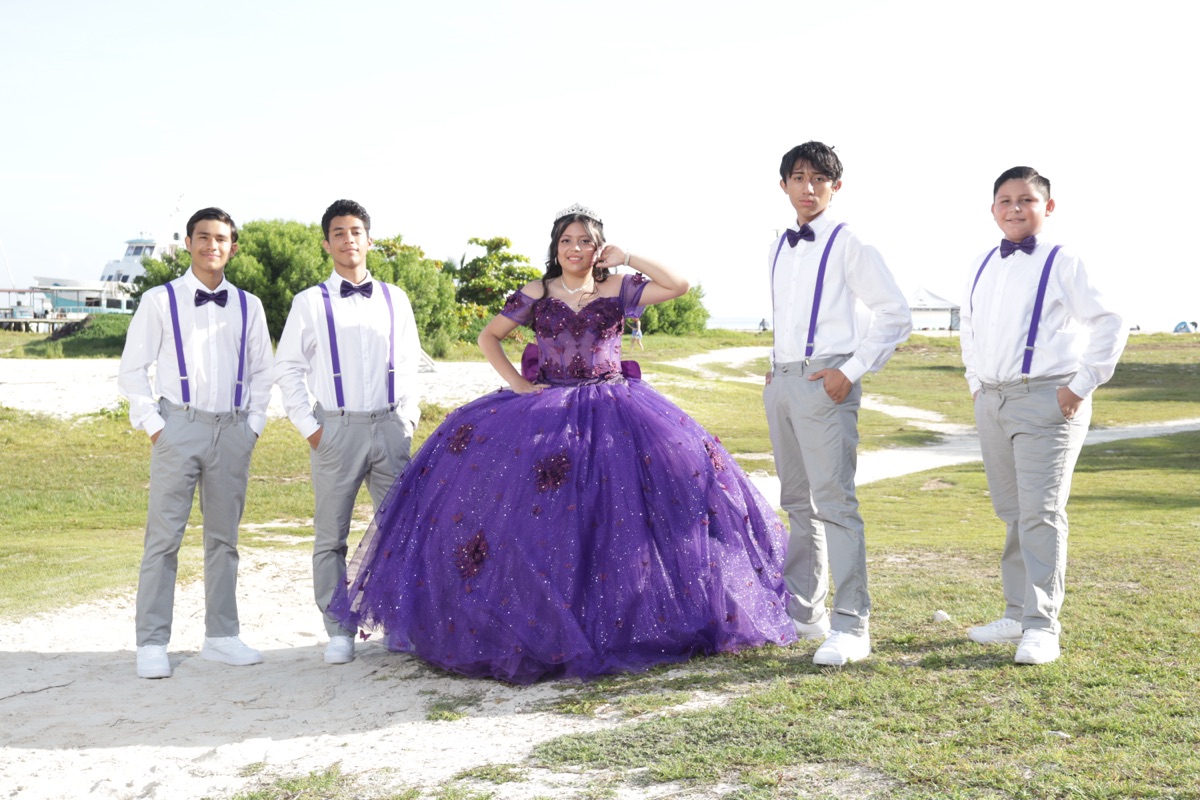 Miriam Yoselin con sus chambelanes